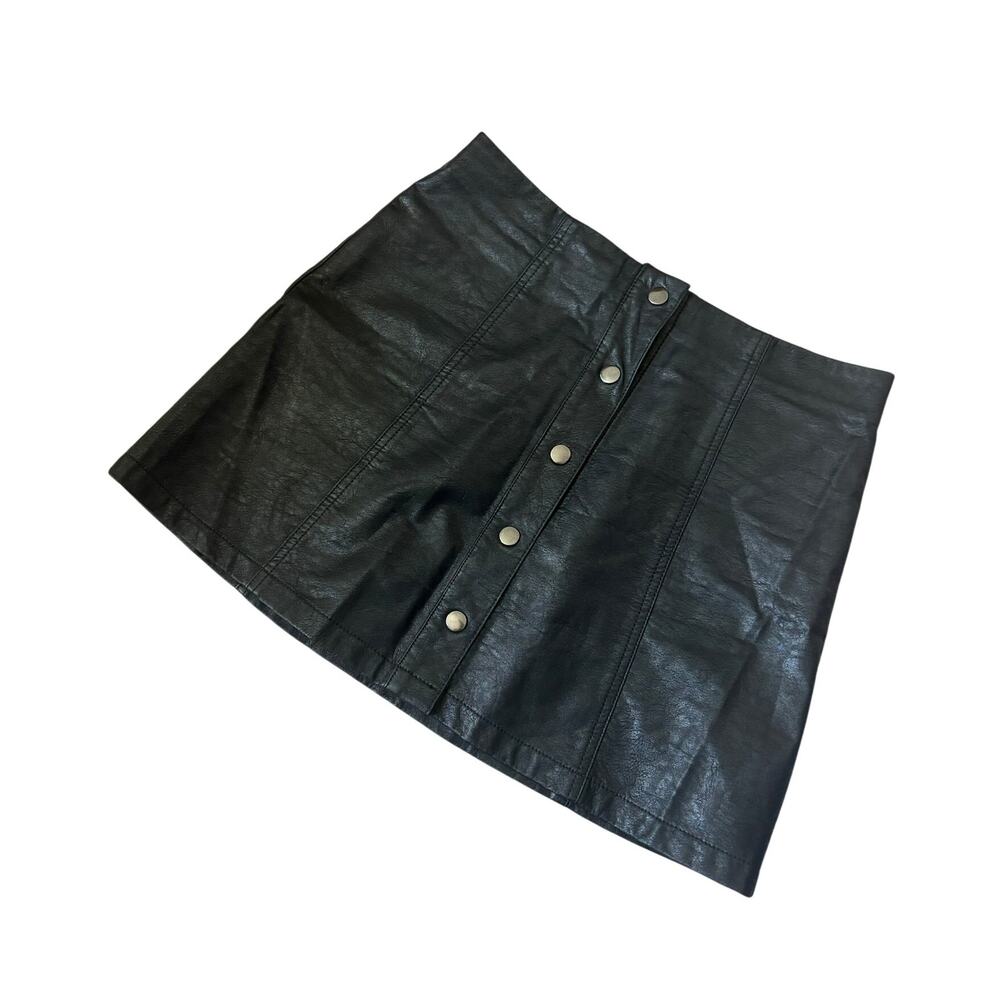 Forever 21 A-Line Mini Skirt‎ Black Vegan Leather Snap-Button Women’s M